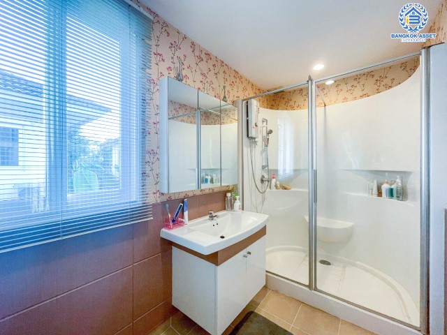 *****บ้านเดี่ยวมือสองย่านกรุงเทพฯ ม.คาซาวิลล์ สุขาภิบาล5 เนื้อที่กว้างขวางเกือบ 51 ตร.ว.  ฟังก์ชัน 3 ห้องนอน 3 ห้องน้ำ ที่จอดรถ 2 คัน แถมเฟอร์นิเจอร์ พร้อมสัญญาณกันขโมยทั้งหลัง เดินทางง่าย ห่างจากจุดขึ้น-ลงทางด่วน "สุขาภิบาล5" เพียง 11 นาทีเท่านั้น